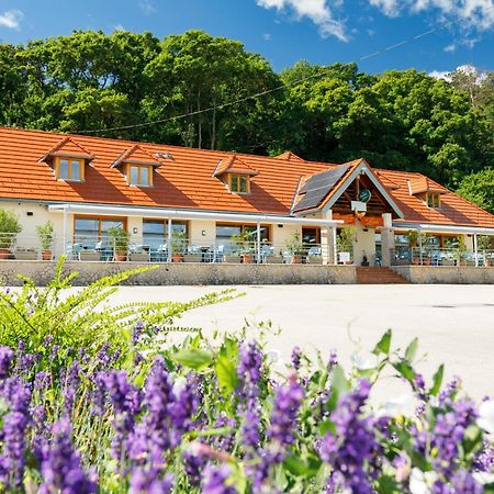 Lepke Apartmanhaz Es Etterem Tihany Exterior photo