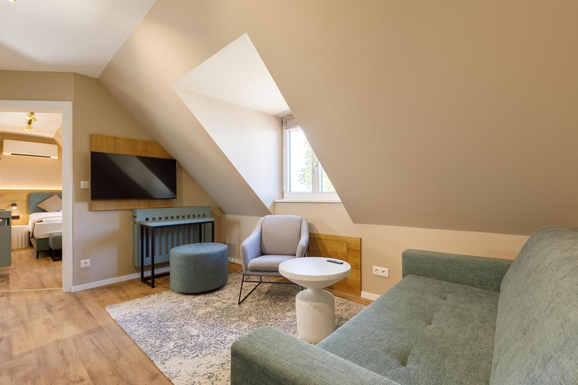 Lepke Apartmanhaz Es Etterem Tihany Exterior photo