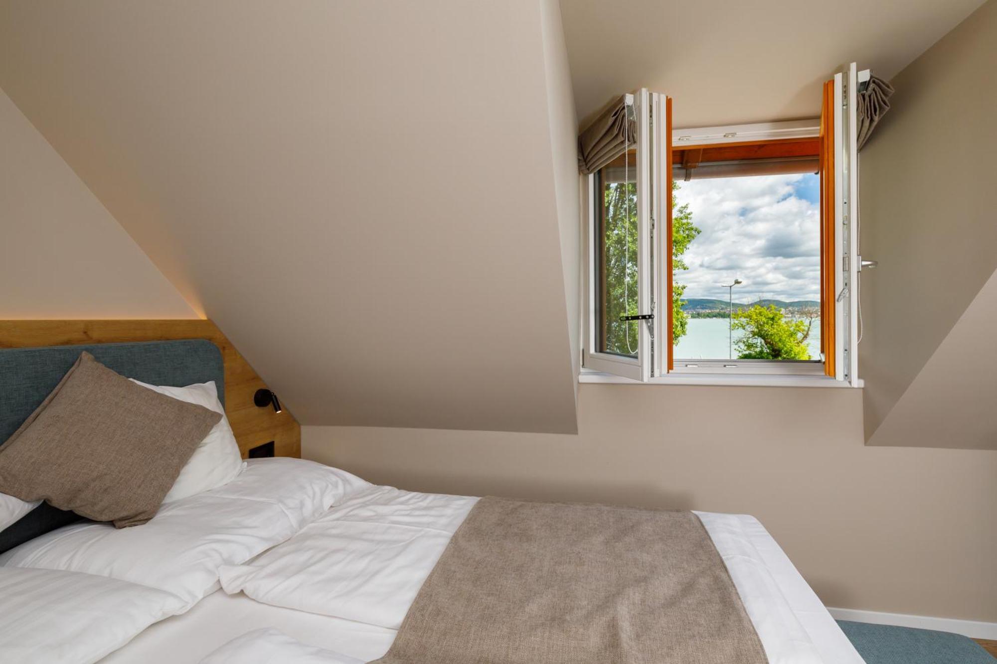 Lepke Apartmanhaz Es Etterem Tihany Exterior photo