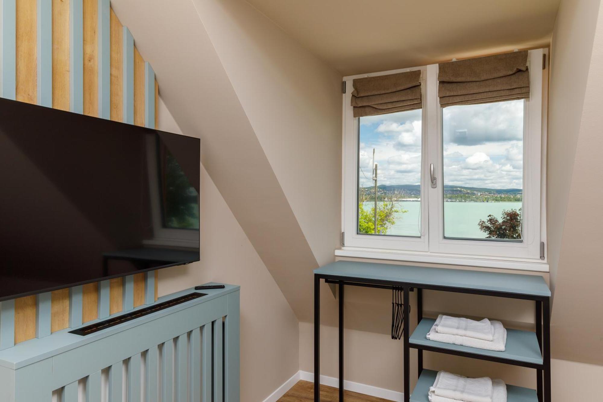 Lepke Apartmanhaz Es Etterem Tihany Exterior photo