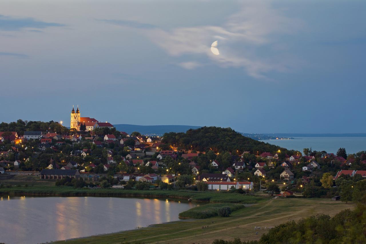 Lepke Apartmanhaz Es Etterem Tihany Exterior photo